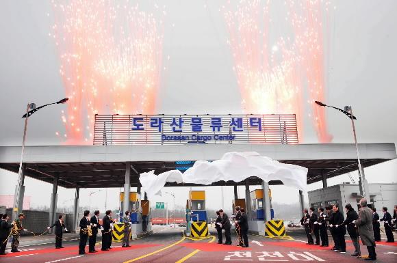 남북한 화물열차 개통을 하루 앞둔 10일 경기 파주시 남북출입사무소에서 열린 도라산 물류센터 준공식에서 참석자들이 물류센터 진출입용 게이트 제막행사를 갖고 있다. 파주 이호정기자 hojeong@seoul.co.kr