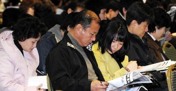 2008학년도 대입 정시모집에서는 수능 등급제가 처음 시행되기 때문에 꼼꼼한 지원전략을 세우는 것이 어느 때보다 중요해졌다. 사진은 9일 한 학습지회사에서 마련한 입시설명회에서 수험생과 학부모가 강사의 설명을 들으며 대입 배치표를 살펴 보고 있는 모습. 서울신문 포토라이브러리