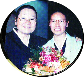 2002년 원광대 원불교학과 졸업식장에서 박청수(왼쪽) 교무와 찍은 사진.