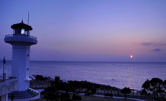 간절곶 앞바다를 상서로운 기운으로 물들이며 해가 솟는다. 매일같이 뜨고 지는 태양이지만, 새해 첫날 솟아오르는 해는 특별하다. 모두의 간절한 소망을 담고 있기 때문이다.