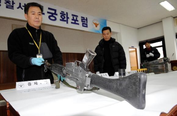 강화도에서 탈취된 총기류가 12일 오전 8시40분쯤 호남고속도로 하행선 전남 백양사휴게소 부근 박상교 밑에서 모두 발견된 가운데 전남 장성경찰서에서 수사관들이 총기 탈취범이 버리고 간 총기를 들어보이고 있다. 장성 정연호기자 tpgod@seoul.co.kr