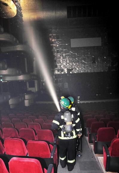12일 저녁 예술의 전당 오페라 하우스에서 공연 중 불이 나자 출동한 소방관들이 진화 작업 뒤 현장을 살펴보고 있다. 이호정기자 hojeong@seoul.co.kr