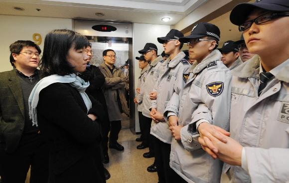 면담 봉쇄 경찰이 13일 새벽 경찰청과 서울지방경찰청의 기자실을 전격 폐쇄했다. 이택순 경찰청장과의 면담을 요구하는 출입기자들을 의경들이 팔짱을 낀 채 막고 있다. 손형준기자 boltagoo@seoul.co.kr