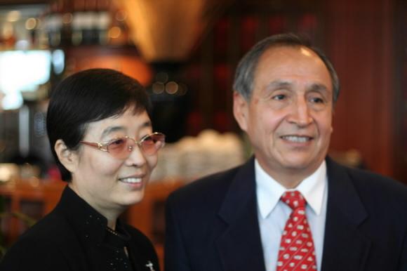 제8회 한국문학번역상 대상을 수상한 고혜선(왼쪽) 교수와 카란사 연구원 부부.