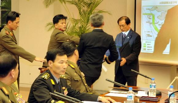 13일 판문점 평화의 집에서 열린 제7차 남북 장성급회담에서 북측이 빔 프로젝트로 공동어로수역에 관한 입장을 설명하려는 순간 남측이 비공개회담 원칙을 위반했다며 영상이 투사되지 않게 막아서자 북측 관계자가 거칠게 막으며 항의하고 있다. 판문점 사진공동취재단