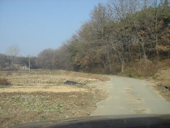 통복천∼갈원간의 옛길 모습. 이 길은 시멘트로 포장돼 옛 정취가 조금 퇴색됐지만 가마 교행이 가능한 폭 3m를 유지하는 등 원형이 그런 대로 보존돼 있다. 평택 김병철기자 kbchul@seoul.co.kr