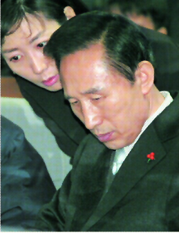 한나라당 이명박 후보가 16일 서울 세종로 정부중앙청사 중앙재난안전대책본부를 방문, 태안 기름 유출 사고 관련 대책을 살펴보고 있다. 최해국기자 seaworld@seoul.co.kr