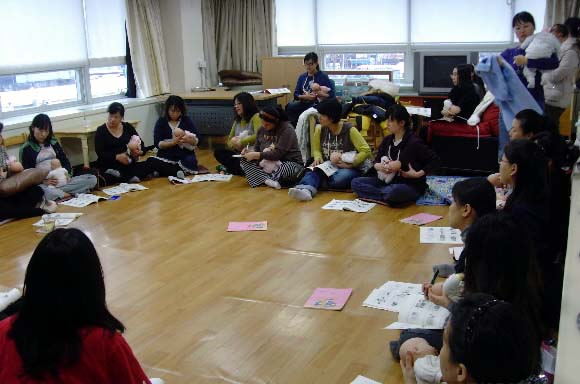 17일 경기 부천시 원미구 보건소가 마련한 ‘행복한 엄마되기’ 출산교실에서 예비 엄마들이 모유 먹이는 교육을 받고 있다. 류찬희기자 chani@seoul.co.k