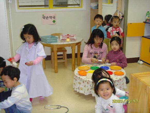 서울 용산 아모레퍼시픽 사내 어린이집에서 어린이들이 보육 선생님과 함께 약국 놀이를 하고 있다. 류찬희기자 chani@seoul.co.kr
