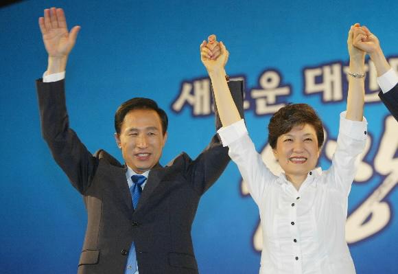 이명박(왼쪽) 당선자가 지난 8월 20일 한나라당 대선후보 경선에서 박근혜 전 대표와 함께 손을 들어 지지자들에게 답례하고 있다. 서울신문 포토라이브러리