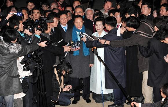 한나라당 이명박 후보가 19일 아침 부인 김윤옥 여사와 함께 종로구 재동초등학교에서 투표를 마친 뒤 취재진의 질문에 답하고 있다. 이언탁기자 utl@seoul.co.kr