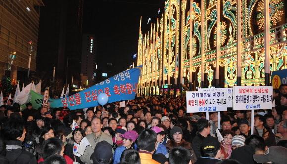 이명박 한나라당 후보의 당선이 확정된 19일 밤 청계천을 찾은 지지자들이 피켓 등을 들고 ‘이명박 대통령’을 연호하고 있다. 이호정기자 hojeong@seoul.co.kr