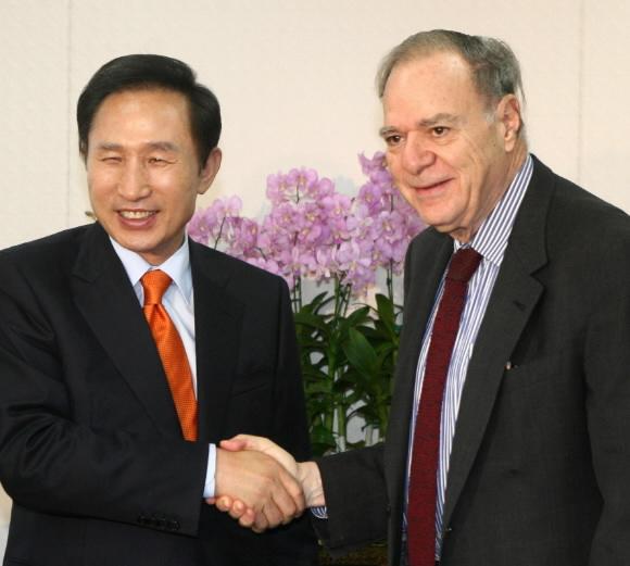 돈 오버도퍼(오른쪽) 존스홉킨스대 교수가 지난 9월 3일 여의도 한나라당 당사에서 이명박 후보와 인터뷰에 앞서 악수를 나누고 있다. 오버도퍼 교수는 박정희 전 대통령 이래 한국의 모든 대통령을 단독인터뷰한 경험을 갖고 있다. 서울신문 포토라이브러리