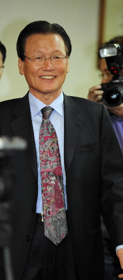 삼성그룹 비자금 의혹사건을 수사할 특별검사로 임명된 조준웅 변호사가 20일 기자회견을 갖기 위해 서울 서초동 사무실로 들어서고 있다. 이호정기자 hojeong@seoul.co.kr