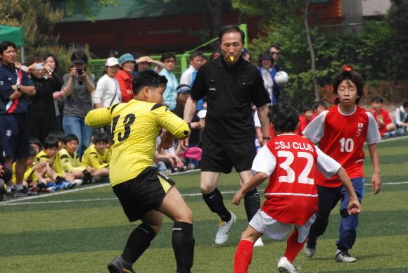 이명박 대통령 당선자가 후보 시절이던 지난 5월5일 서울 서초구 언남고에서 열린 유소년축구대회에서 심판복으로 갈아입고 선수들과 함께 그라운드를 누비고 있다. 서울신문 포토라이브러리