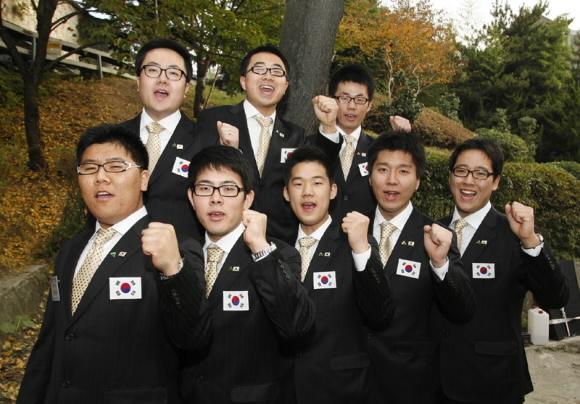 지난달 일본에서 열린 국제기능올림픽 현대중공업 소속 메달리스트들. 현대중공업 제공