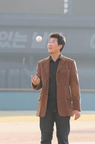 성실 하나로 자신의 목표를 이뤄가는 LG의 최동수가 지난 19일 잠실구장에서 공을 던지며 새롭게 각오를 다지고 있다. 김영중기자 jeunesse@seoul.co.kr