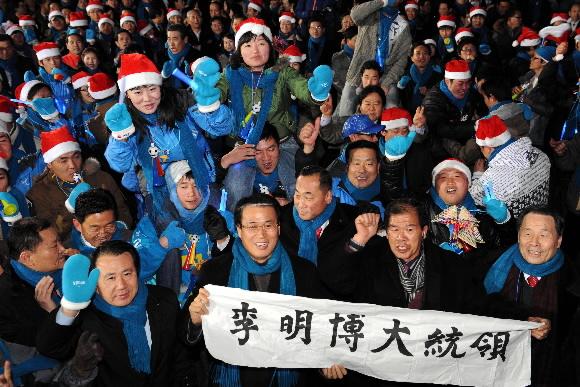 역대 대선에서와 마찬가지로 17대 대선도 유권자의 선택을 최선이 아닌 차악으로 유도하는 ‘적대적 프레임’에 의해 치러졌다는 지적이 많다. 사진은 지난 19일 대선 투표 직후 방송사 출구조사 발표를 보고 한나라당 당직자와 지지자들이 환호하는 모습. 서울신문 포토라이브러리