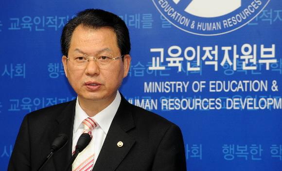 서남수 교육인적자원부 차관이 24일 서울 세종로 정부중앙청사 합동브리핑센터에서 대학수학능력시험 물리Ⅱ 11번 문항에 대한 복수정답 인정과 관련해 후속대책을 발표하고 있다. 손형준기자 boltagoo@seoul.co.kr