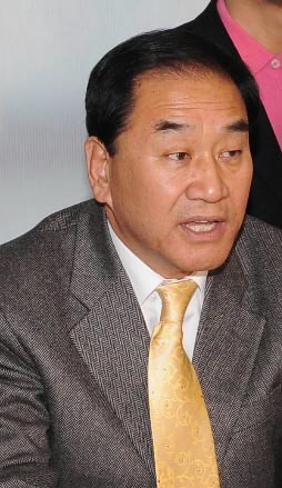 이명박 대통령 당선자의 최측근인 한나라당 이재오 전 최고위원이 26일 자신이 주축이 된 국가발전전략연구회(발전연) 사무실에서 ‘발전연 해체’를 선언하는 기자회견을 갖고 있다. 최해국기자 seaworld@seoul.co.kr