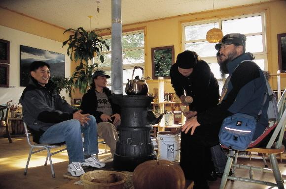 중산리 마을에 위치한 ‘임소혁 사진갤러리’와 ‘지리산문화학교’에서는 천황봉을 오가는 등산객들에게 신선한 볼거리를 제공한다. 사진은 갤러리의 난롯가에 앉아 담소를 나누는 모습.