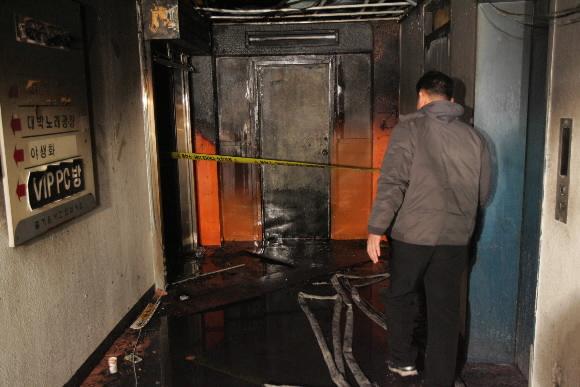 26일 오후 경기 안산시 고잔동 불법오락실에서 단속에 대비,2중 출입문 용접작업을 하다 불이 나 5명이 사망하는 사고가 발생했다. 안산 연합뉴스