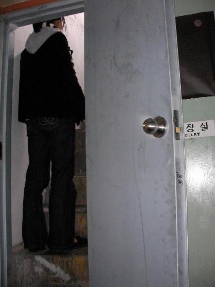 서울신문 기자들이 확인한 서울시내의 한 불법 성인오락실 입구. 경찰단속에 대비해 철문으로 봉쇄한 데다 소방시설 또한 전무해 화재 발생시 대참사가 우려된다.