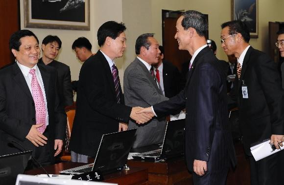 김장수(오른쪽 두번째) 국방부장관이 27일 국회 국방위 전체회의에서 이라크 파병 연장안이 통과된 뒤 한나라당 공성진 의원 등 국방위 소속 의원들과 악수하고 있다. 최해국기자 seaworld@seoul.co.kr