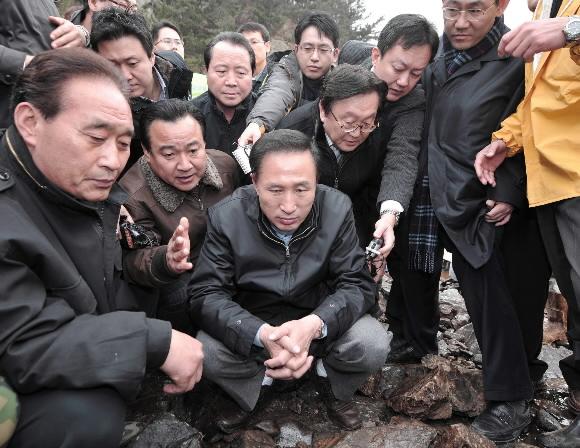 이명박 대통령 당선자가 27일 오후 충남 태안군 소원면 모항항을 찾아 이완구(이 당선자 왼쪽) 충남 지사 등으로부터 기름 유출 방제현황을 보고받고 있다. 국회 사진기자단