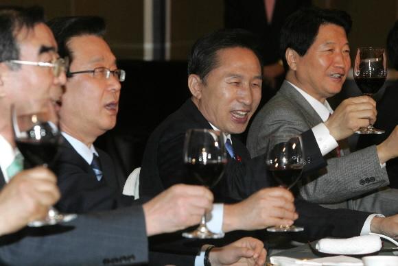 이명박 대통령 당선자가 27일 서울 여의도 국제회의장에서 열린 한나라당 국회의원·당원협의회위원장 연석회의에 참석해 당 지도부와 함께 건배를 외치고 있다. 왼쪽부터 이방호 사무총장, 강재섭 대표, 이 당선자, 안상수 원내대표. 국회사진기자단