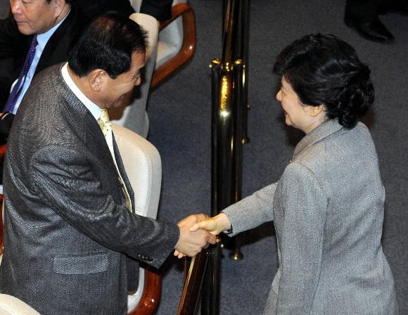 28일 국회 본회의에 참석한 박근혜 전 한나라당 대표가 그동안 관계가 불편했던 이재오 전 최고위원을 만나 악수하고 있다. 최해국기자 seaworld@seoul.co.kr