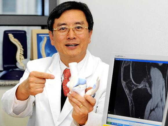 연세대 신촌세브란스병원 이수곤 교수가 류머티즘 관절염의 원인과 증상을 설명하고 있다. 류재림기자 jawoolim@seoul.co.kr