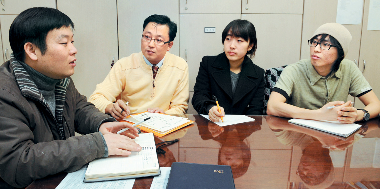 졸업과 함께 IMF를 겪었던 36살 쥐띠 두 명(왼쪽부터 안진걸·라광수씨)과 졸업과 함께 비정규직의 설움을 겪는 24살 쥐띠 두 명(오른쪽부터 김우광·김소림씨)이 새해 희망을 얘기하고 있다. 손형준기자 boltagoo@seoul.co.kr