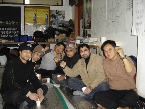 서울·경기·인천이주노조 토르너 림부(오른쪽 첫번째) 위원장 직무대행이 30일 서울 연지동 한국기독교회관에서 출입국관리법 개악 중단을 위해 26일째 함께 농성 중인 동료들과 결의를 다지고 있다.