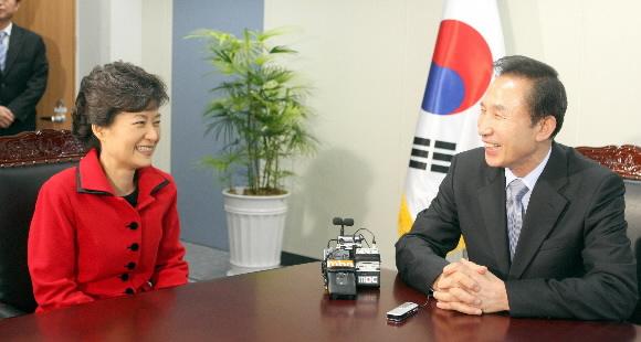 이명박 대통령 당선자와 박근혜 전 한나라당 대표가 29일 당선자 집무실에서 대선 후 처음으로 만나 공천 문제 등에 대해 이야기를 나누고 있다. 최해국기자 seaworld@seoul.co.kr