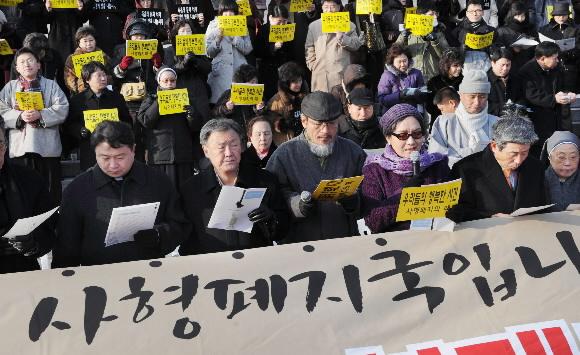 사형제 폐지 기념식 사형 무집행 10년째를 맞은 30일 ‘사형폐지국가 기념식 준비위원회’ 회원들이 서울 여의도 국회의사당 앞에서 ‘사형폐지국가 기념식 선언문’을 낭독하고 있다. 안주영기자 jya@seoul.co.kr
