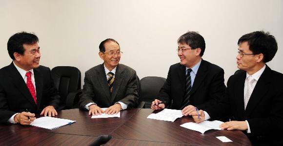 정부조직의 개편과 관련해 전문가들이 2일 서울 중구 서울신문사에서 좌담회를 갖고 개편 방향에 대해 얘기하고 있다. 왼쪽부터 유홍림(단국대)·조석준(서울대)·이창원(한성대)·김관보(가톨릭대) 교수. 도준석기자 pado@seoul.co.kr