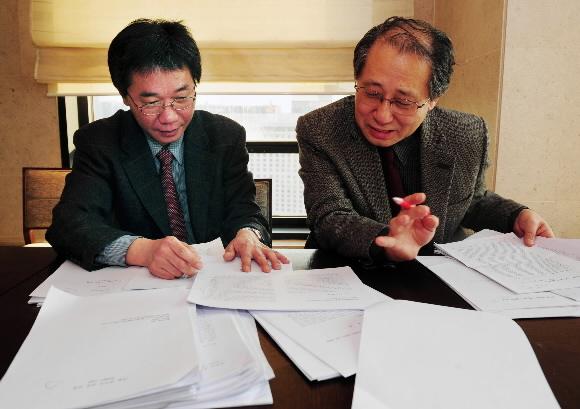 2008 신춘문예 평론 부문 심사를 하고 있는 문학평론가 황현산(오른쪽) 고려대 불문과 교수와 문흥술 서울여대 국문과 교수. 도준석기자 pado@seoul.co.kr