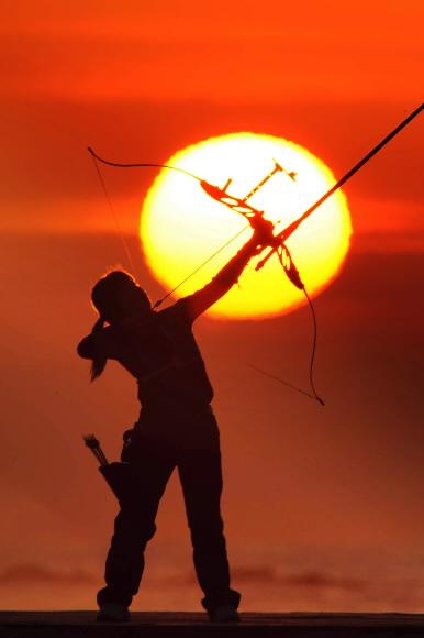 한국양궁의 2008년은 금메달을 수확만 하면 되는 해. 국가대표 선수를 대신해 지난 연말 강원도 동해시 망상해수욕장에서 새해 소망을 담아 시위를 당기는 북평여고 선수. 동해 이언탁기자 utl@seoul.co.kr