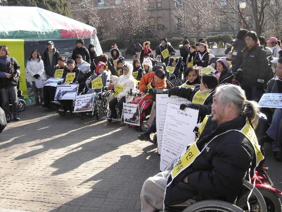 거리로 내몰린 노들장애인야학의 교사와 학생들이 2일 서울 종로구 마로니에 공원에서 천막수업을 시작하기에 앞서 기자회견을 갖고 있다. 장형우기자 zangzak@seoul.co.kr