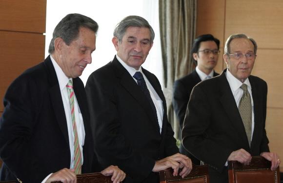 스티브 솔라즈 전 미 하원 아·태 소위원장, 폴 울포위츠 전 미 국방차관, 윌리엄 페리 전 미 국방장관(왼쪽부터)이 4일 오전 서울 통의동 대통령 당선인 집무실에서 이명박 대통령 당선인과의 접견을 기다리며 얘기를 나누고 있다. 사진공동취재단