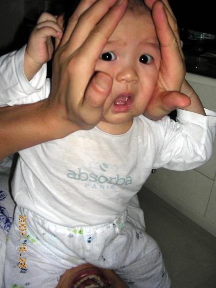 아빠 장난에 화들짝