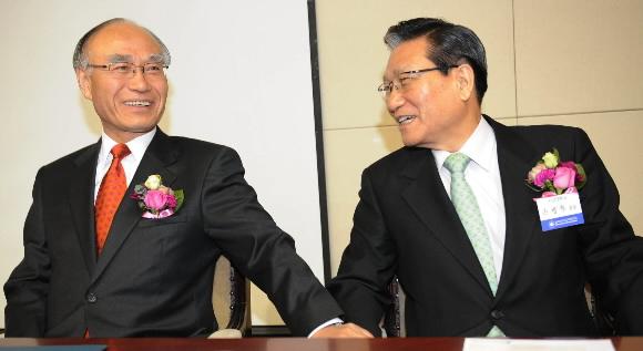 겉으론 웃지만…