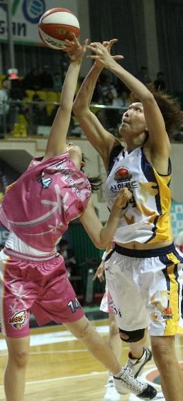 하은주(오른쪽·신한은행)가 시즌 처음 경기에 나선 4일 국민은행전에서 김수연과 공을 다투고 있다. 안산 연합뉴스