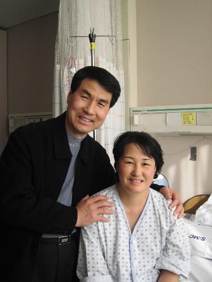 릴레이 신장이식을 한 부부 강태선(왼쪽) 목사와 김미숙씨가 6일 서울 강남구 삼성서울병원 입원실에서 다정하게 포즈를 취하고 있다. 사랑의 장기기증운동본부 제공