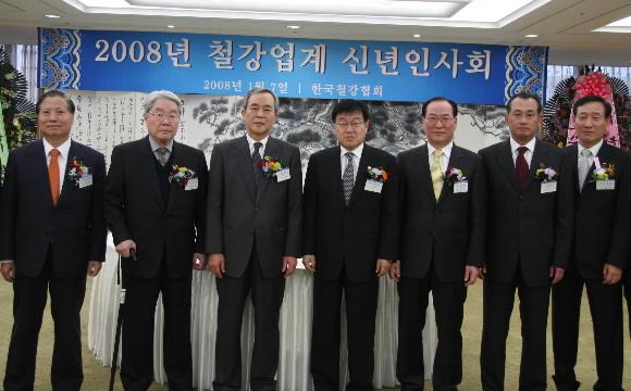 7일 서울 대치동 포스코센터에서 열린 철강협회 신년인사회에 참석한 김영주 산업자원부 장관과 이구택 철강협회장(포스코 회장) 등이 포즈를 취하고 있다. 왼쪽부터 이수일 동부제강 사장, 안병화 전 상공부 장관, 이 회장, 김 장관, 박승하 현대제철 부회장, 장세주 동국제강 회장, 이운형 세아제강 회장. 한국철강협회 제공