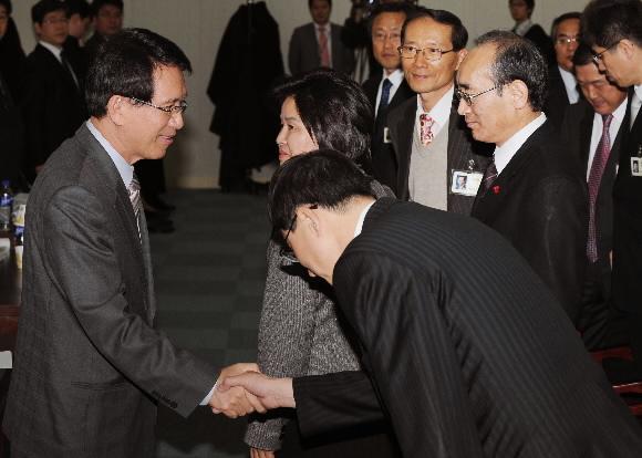 7일 서울 삼청동 대통령직인수위원회에서 열린 보건복지부 업무보고에 앞서 김형오(왼쪽) 인수위 부위원장이 복지부 직원들과 악수를 하고 있다. 류재림기자 jawoolim@seoul.co.kr