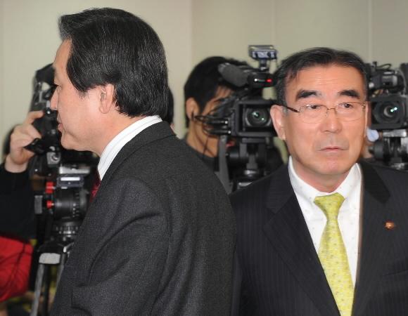 7일 오전 한나라당 최고위원회의에서 친박(親朴·친 박근혜) 진영의 김무성(왼쪽) 최고위원이 최근 공천 물갈이론을 제기한 이방호(오른쪽) 사무총장의 퇴진을 요구한 뒤 냉랭한 표정으로 등을 돌린 채 회의장을 떠나고 있다. 최해국기자 seaworld@seoul.co.kr