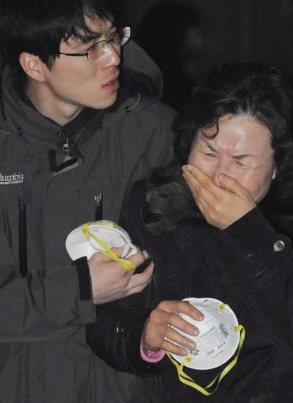 희생자가족이 7일 밤 경기 이천시 코리아2000 냉동물류센터 화재 현장에 마련된 유가족사무실로 들어서며 울음을 터트리고 있다. 손형준기자 boltagoo@seoul.co.kr