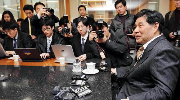 7일 BBK의혹 수사를 위한 특별검사로 임명된 정호영(오른쪽) 변호사가 서울 역삼동 자신의 사무실에서 기자회견을 하고 있다. 정연호 기자 tpgod@seoul.co.kr